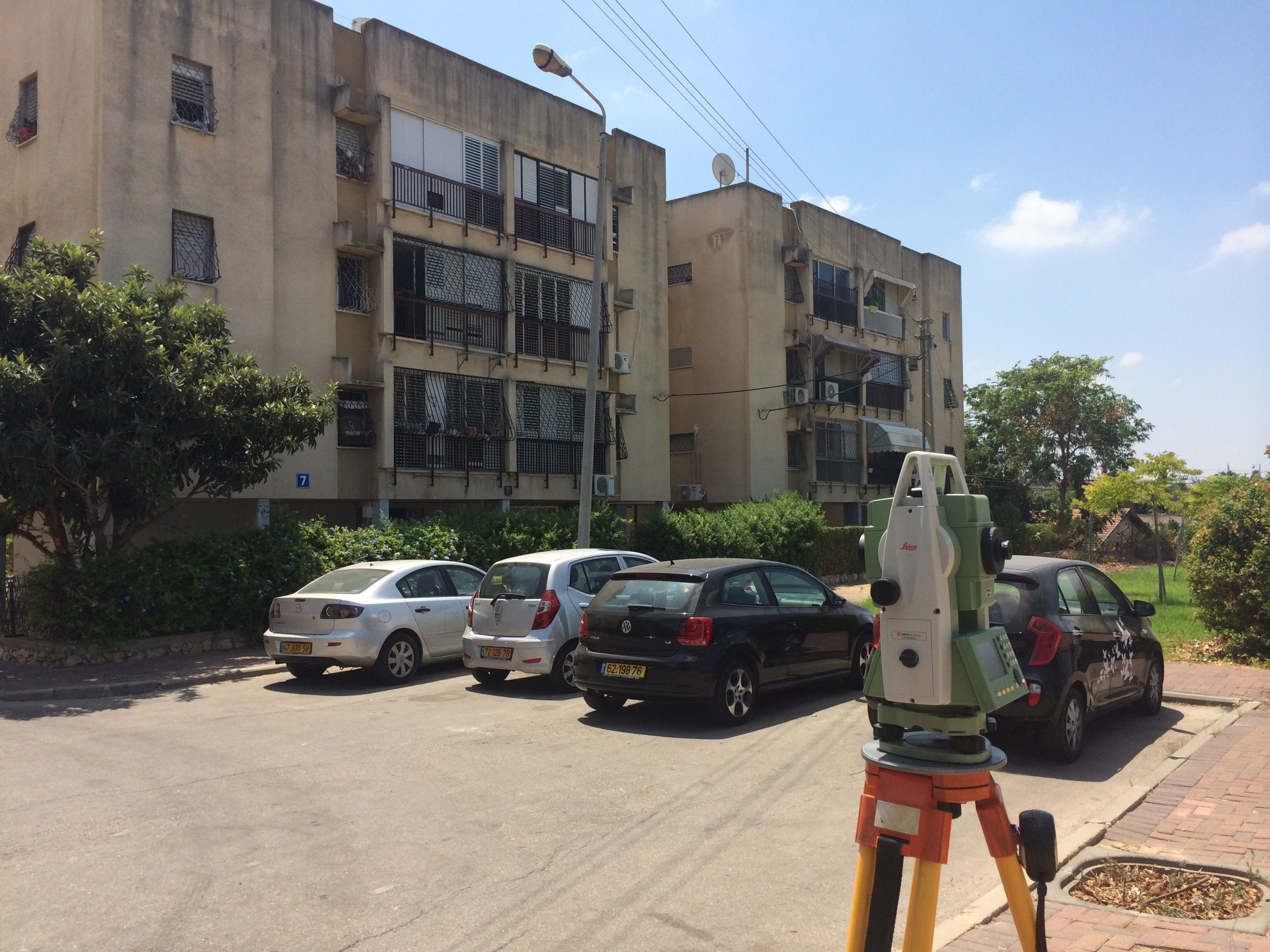 צילום זוג בניינים ישנים של רחוב הלילך 5 לפני שיפוץ ובנייה של חברת שלי